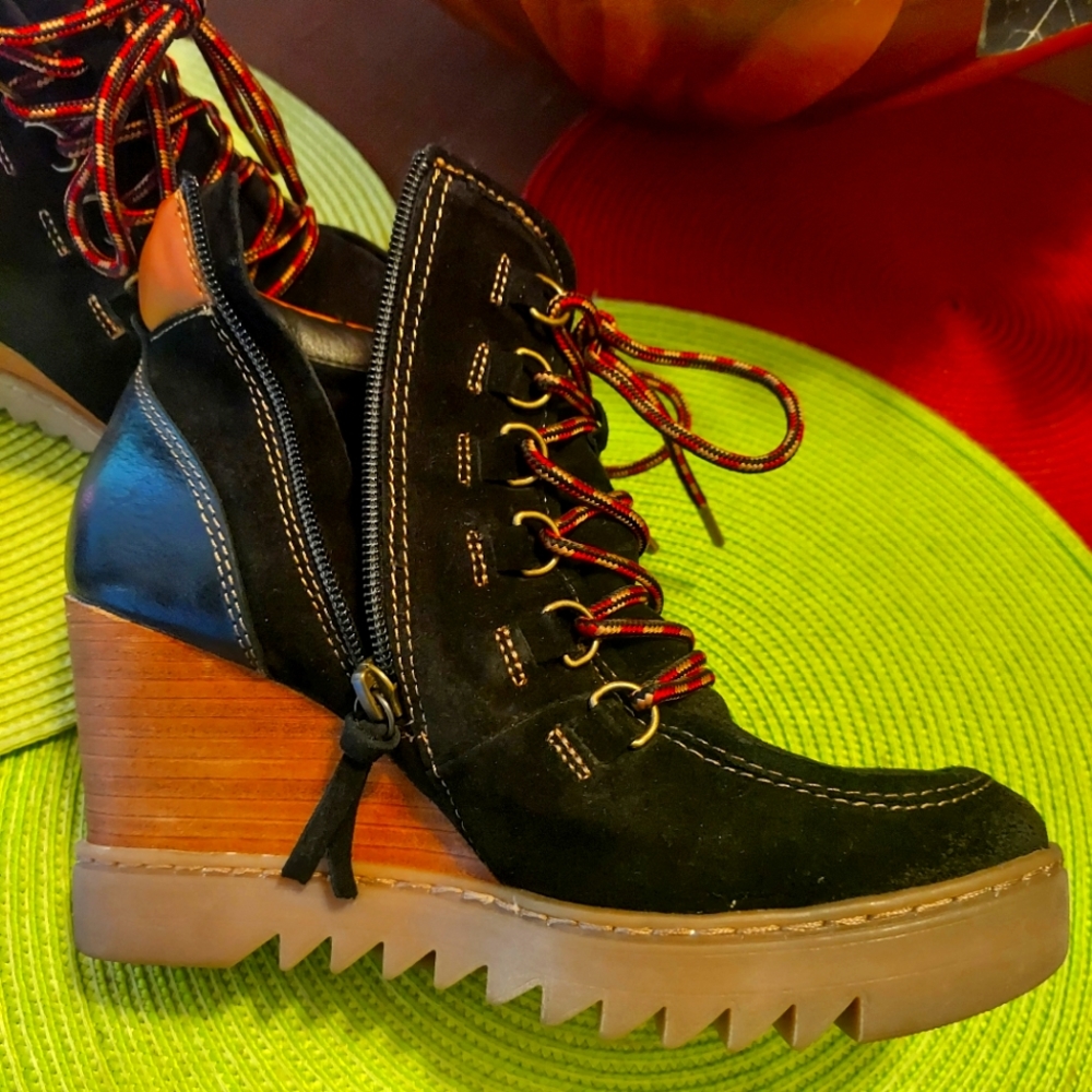 NWOT Sofft Underlyn Lace-up with side zip Boot/Wedge Women's size 7.5